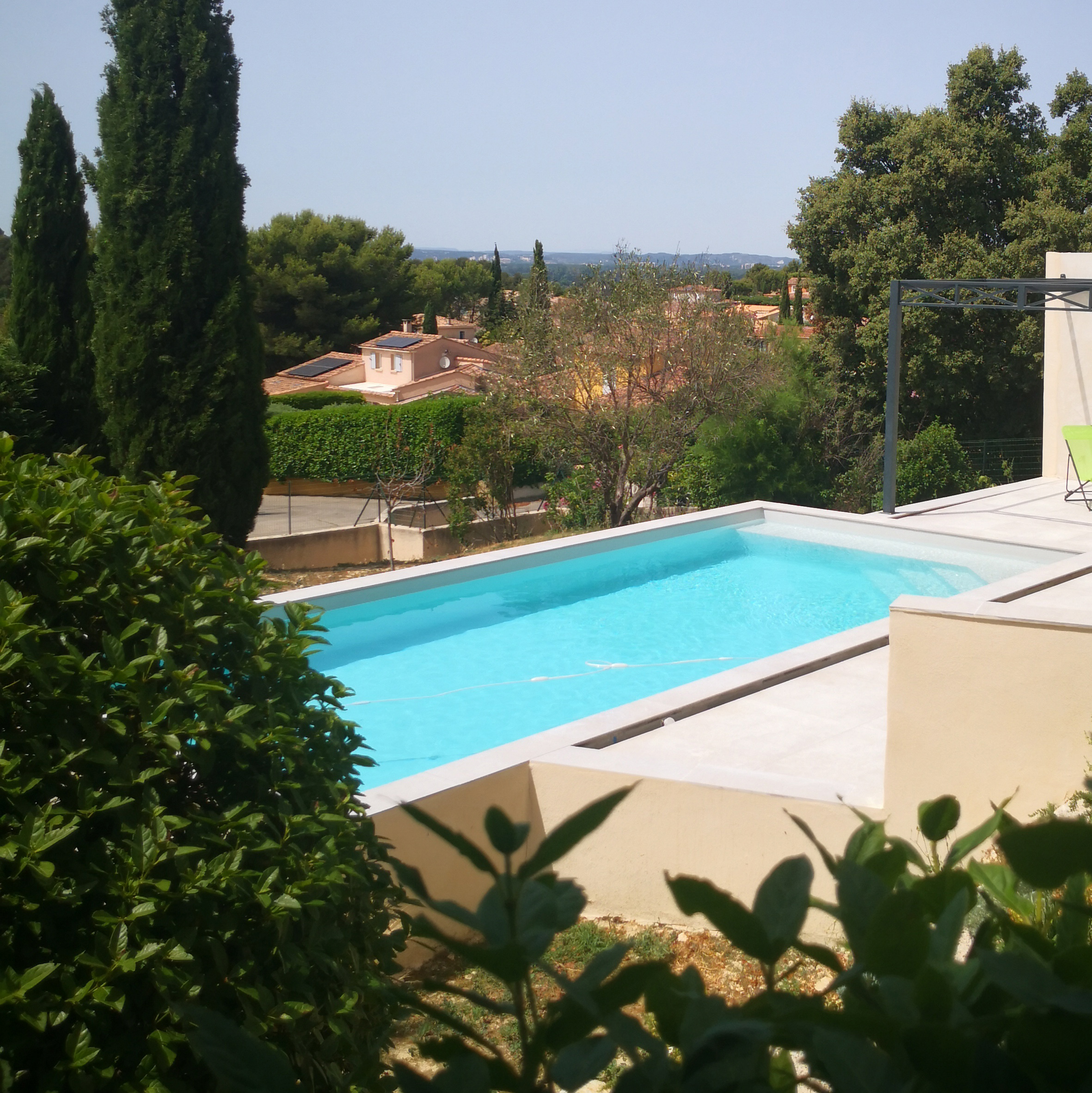 Piscine dans un terrain en pente